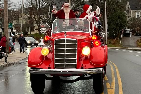 Enjoy the tradition of the Amesbury Massachusetts Holiday parade with your family!